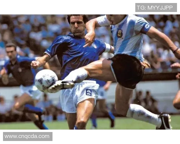 佐拉:当年有幸和马拉多纳一同操练任意球,让我才能显着提高